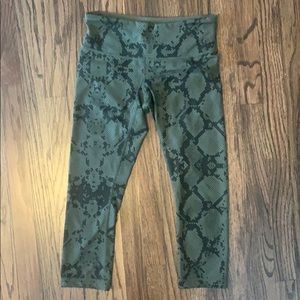 Lululemon Army Green cropped leggings
